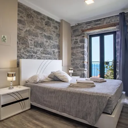 Madeirense In * Santa Cruz (Madeira)